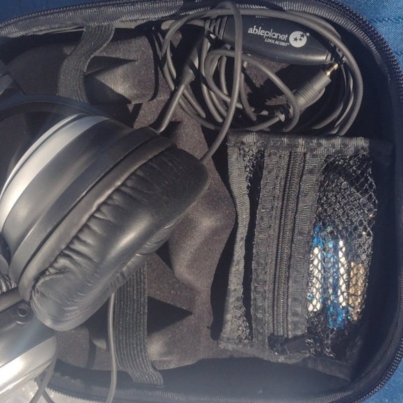 Able Planet  NC1 00 Black and Silver Wireless Headphones with Case& Accessories - Picture 3 of 4
